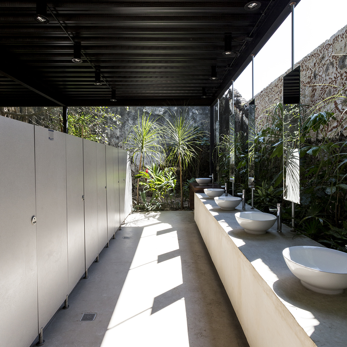 Read more about the article Touchless Sensor Faucets in Public Restroom: What are the Pros